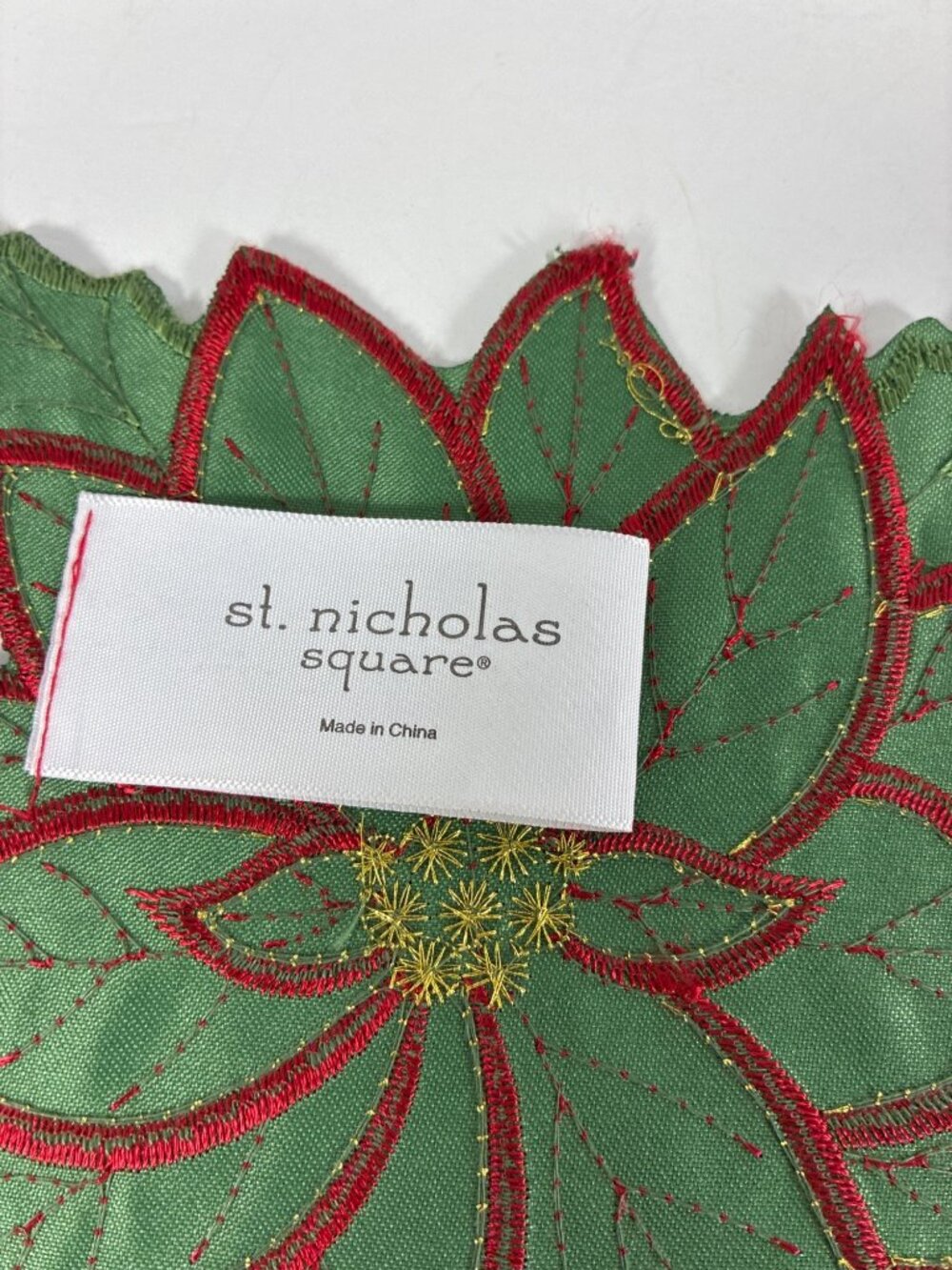 Set of 6 St. Nicholas Square Christmas Poinsettia Placemats Red Green Gold Glitt - Picture 3 of 10